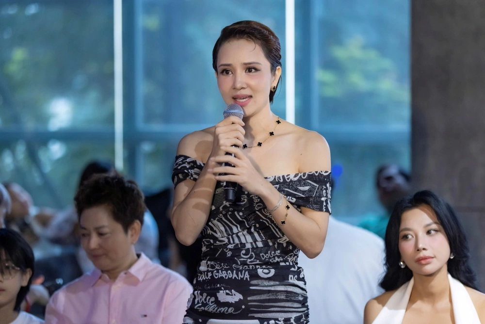 Tân binh LEXXY đầy cuốn hút khi ra mắt MV "Bật đèn xanh" - Ảnh 3. Tân binh LEXXY đầy cuốn hút khi ra mắt MV "Bật đèn xanh" - Ảnh 3.