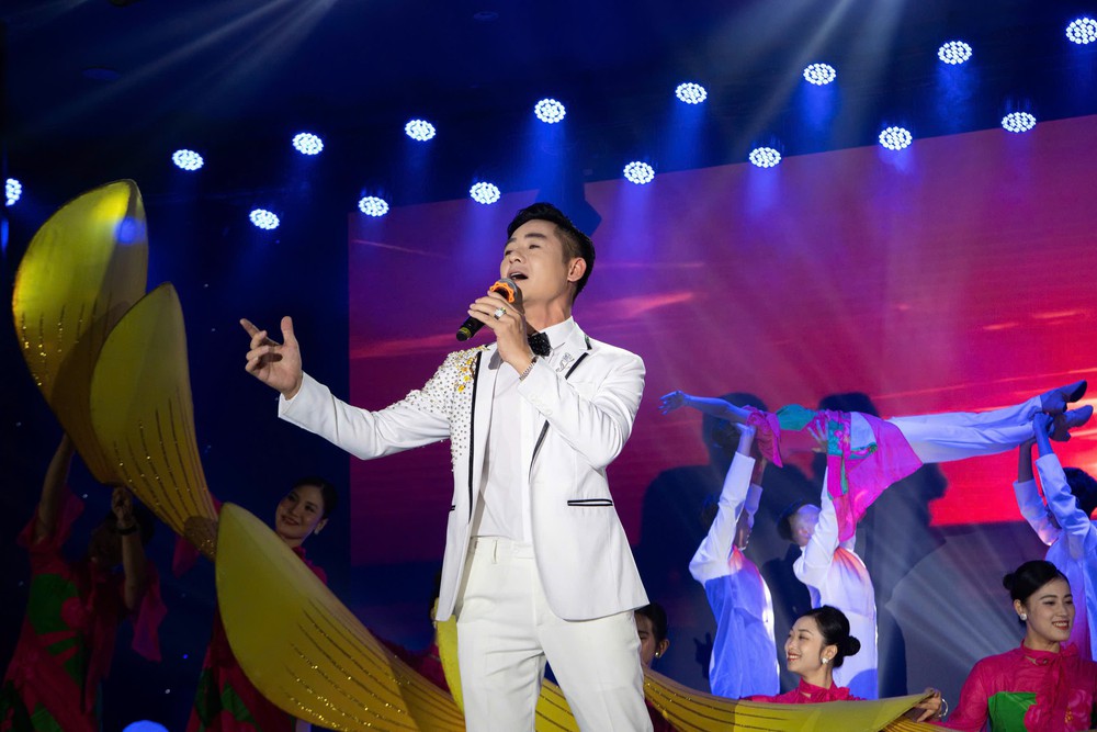 Quán quân Nguyễn Ngọc Khánh và liveshow đầu tiên nhiều cảm xúc - Ảnh 1. Quán quân Nguyễn Ngọc Khánh và liveshow đầu tiên nhiều cảm xúc - Ảnh 1.