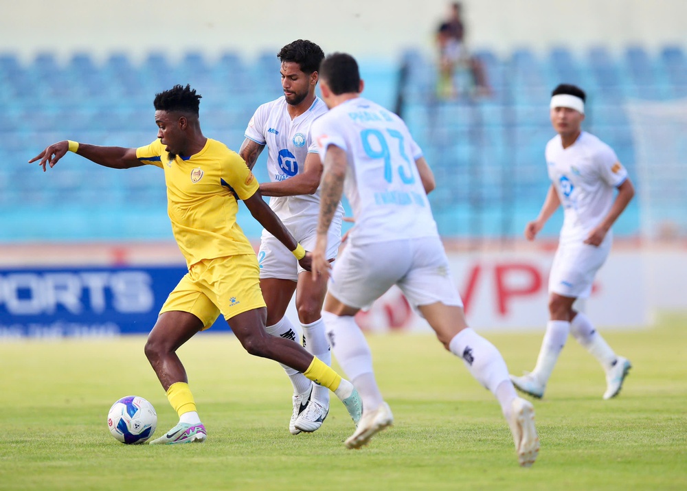 Nghiệt ngã V-League - Ảnh 1. Nghiệt ngã V-League - Ảnh 1.