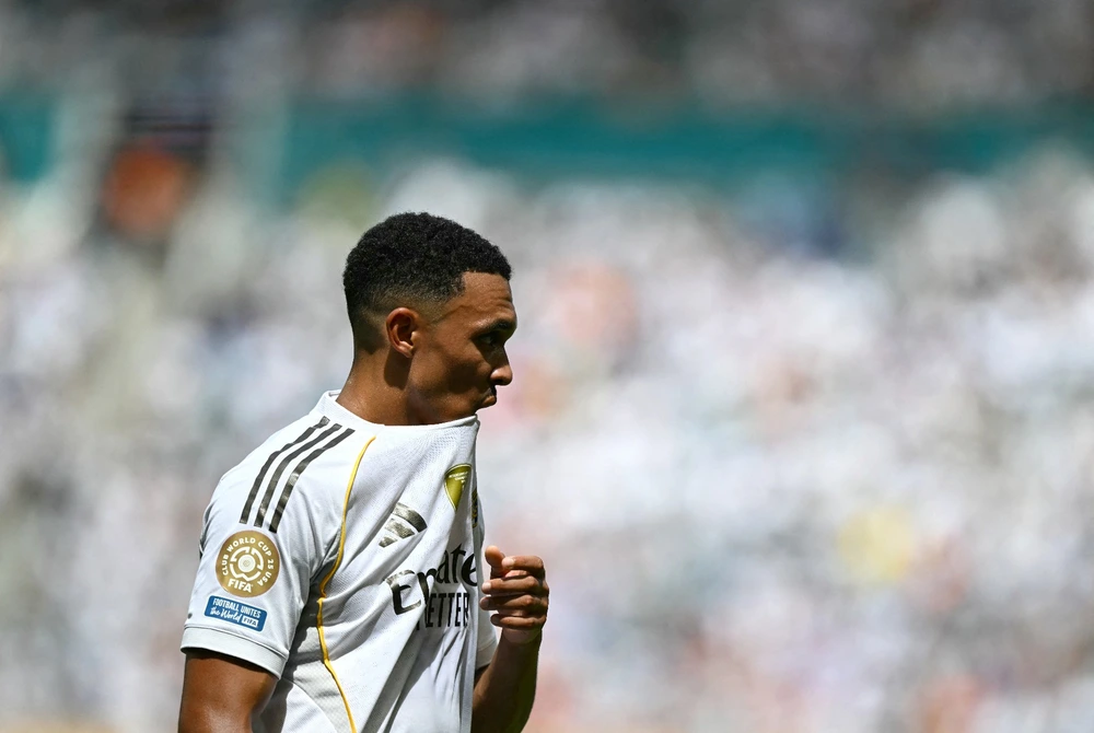 Alexander-Arnold bị chỉ trích vì màn ra mắt mờ nhạt trong màu áo Real Madrid - Ảnh 1. Alexander-Arnold bị chỉ trích vì màn ra mắt mờ nhạt trong màu áo Real Madrid - Ảnh 1.
