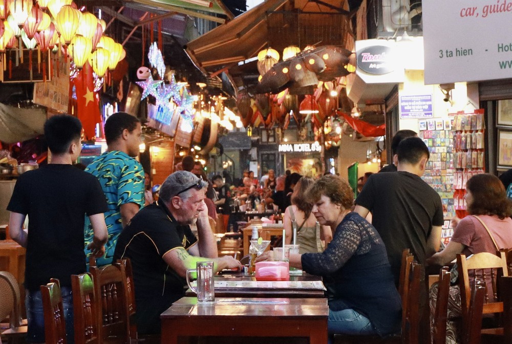 Du lịch ẩm thực lên ngôi: Cơn sốt "food tour" khiến giới trẻ mê mẩn - Ảnh 2. Du lịch ẩm thực lên ngôi: Cơn sốt "food tour" khiến giới trẻ mê mẩn - Ảnh 2.