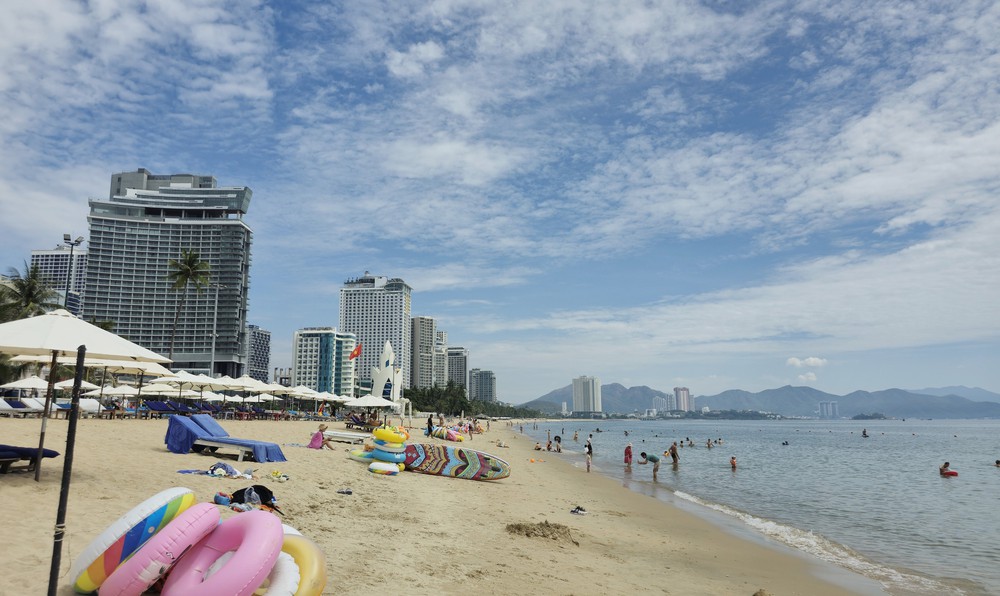 Bãi tắm đêm tại Nha Trang bị đình chỉ hoạt động vì chưa được cấp phép - Ảnh 1. Bãi tắm đêm tại Nha Trang bị đình chỉ hoạt động vì chưa được cấp phép - Ảnh 1.