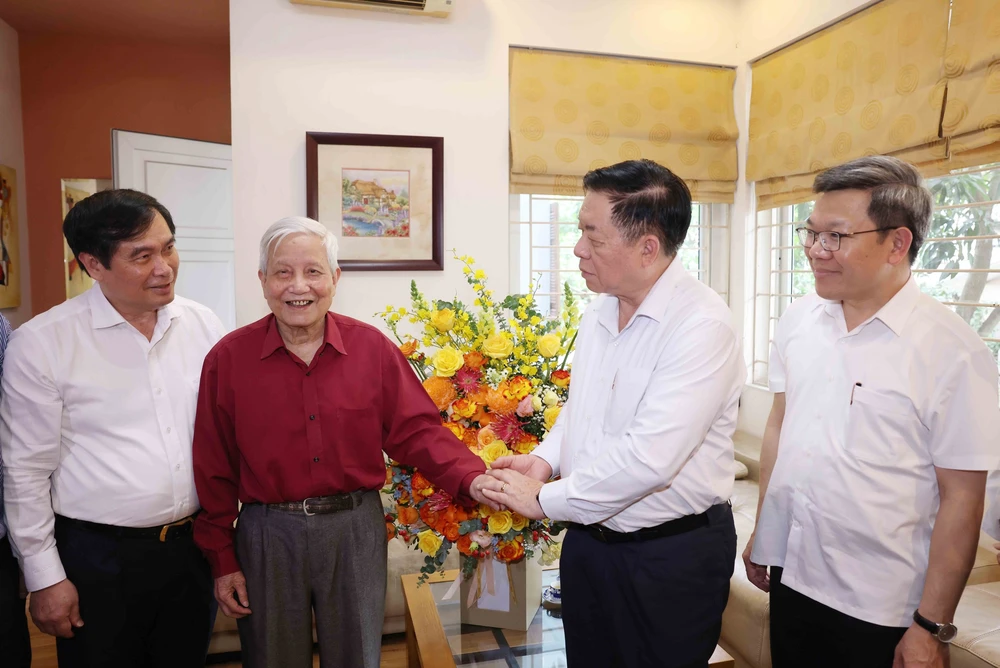 100 năm Báo chí Cách mạng Việt Nam: Đồng chí Nguyễn Trọng Nghĩa thăm và chúc mừng các nhà báo lão thành - Ảnh 4. 100 năm Báo chí Cách mạng Việt Nam: Đồng chí Nguyễn Trọng Nghĩa thăm và chúc mừng các nhà báo lão thành - Ảnh 4.