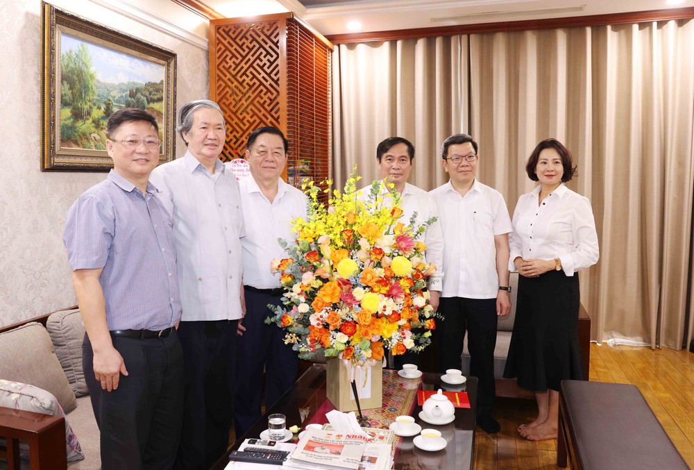 100 năm Báo chí Cách mạng Việt Nam: Đồng chí Nguyễn Trọng Nghĩa thăm và chúc mừng các nhà báo lão thành - Ảnh 3. 100 năm Báo chí Cách mạng Việt Nam: Đồng chí Nguyễn Trọng Nghĩa thăm và chúc mừng các nhà báo lão thành - Ảnh 3.