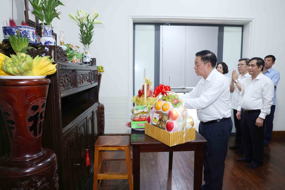 100 năm Báo chí Cách mạng Việt Nam: Đồng chí Nguyễn Trọng Nghĩa thăm và chúc mừng các nhà báo lão thành - Ảnh 1. 100 năm Báo chí Cách mạng Việt Nam: Đồng chí Nguyễn Trọng Nghĩa thăm và chúc mừng các nhà báo lão thành - Ảnh 1.