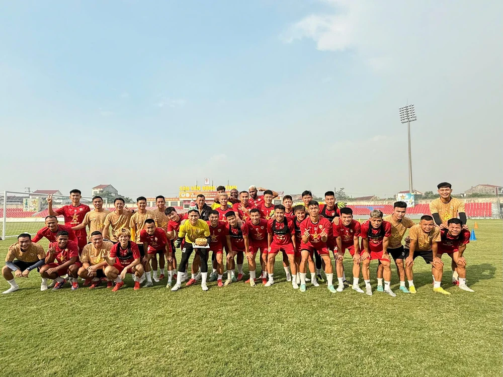 Tin nóng bóng đá Việt Nam hôm nay 20/6: Chốt phương án trao Cúp vô địch V-League; Tiền đạo Việt kiều được giới thiệu cho HLV Kim Sang Sik - Ảnh 3. Tin nóng bóng đá Việt Nam hôm nay 20/6: Chốt phương án trao Cúp vô địch V-League; Tiền đạo Việt kiều được giới thiệu cho HLV Kim Sang Sik - Ảnh 3.