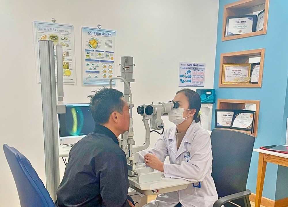 Bỏng mắt - Nguy cơ đến từ đèn UV hồ cá, keo dán 502 và bọ xít - Ảnh 1. Bỏng mắt - Nguy cơ đến từ đèn UV hồ cá, keo dán 502 và bọ xít - Ảnh 1.
