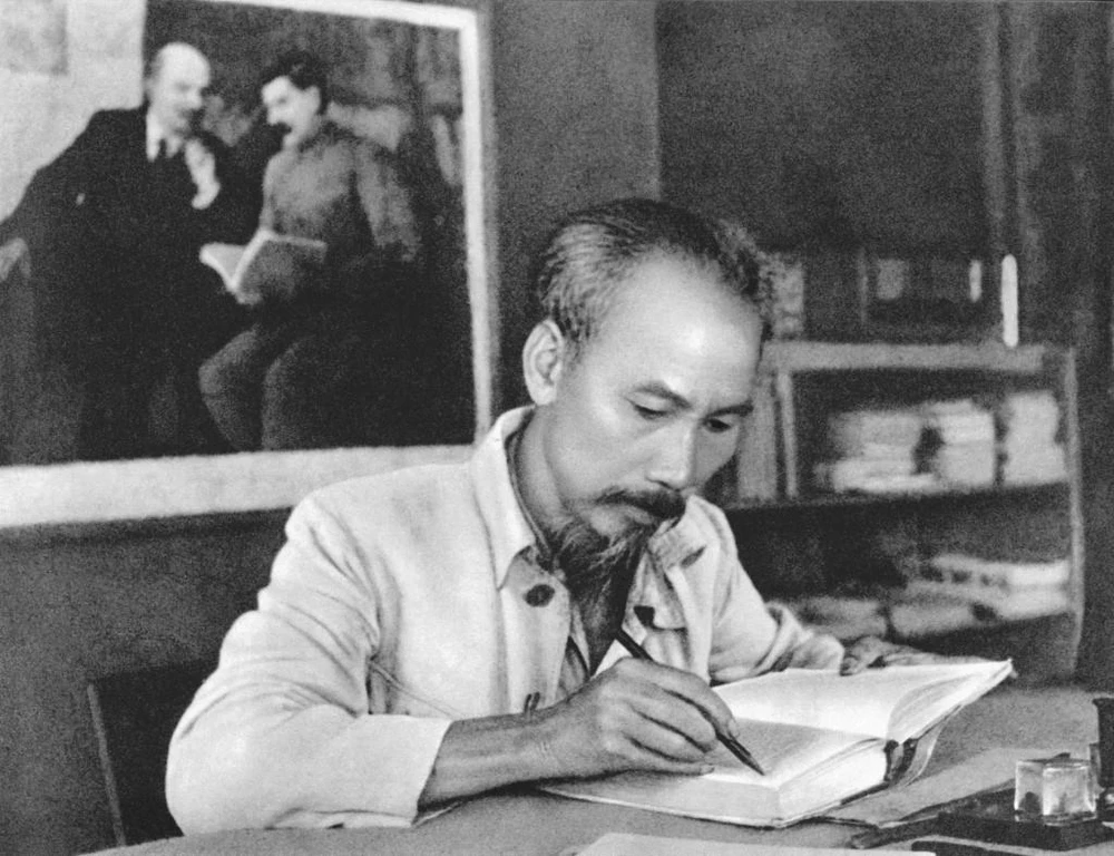 100 năm Báo chí Cách mạng Việt Nam: Tầm nhìn vượt thời đại của Chủ tịch Hồ Chí Minh - Ảnh 1. 100 năm Báo chí Cách mạng Việt Nam: Tầm nhìn vượt thời đại của Chủ tịch Hồ Chí Minh - Ảnh 1.