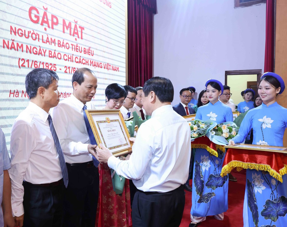 Báo chí phải xây đắp niềm tin xã hội, dẫn đường khát vọn - Ảnh 4.