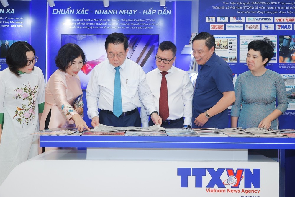 100 năm Báo chí cách mạng Việt Nam: "Vũ khí" sắc bén bảo vệ nền tảng tư tưởng của Đảng - Ảnh 4. 100 năm Báo chí cách mạng Việt Nam: "Vũ khí" sắc bén bảo vệ nền tảng tư tưởng của Đảng - Ảnh 4.