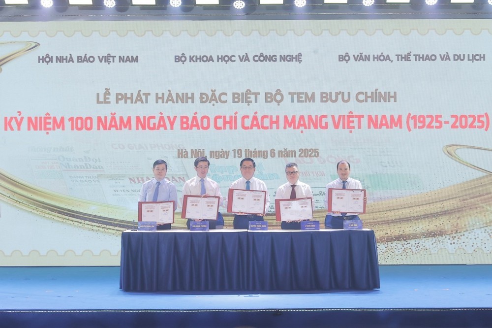 Phát hành bộ tem đặc biệt kỷ niệm 100 năm Ngày Báo chí Cách mạng Việt Nam - Ảnh 1. Phát hành bộ tem đặc biệt kỷ niệm 100 năm Ngày Báo chí Cách mạng Việt Nam - Ảnh 1.