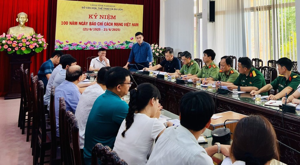 Tin nóng bóng đá Việt Nam hôm nay 20/6: Chốt phương án trao Cúp vô địch V-League; Tiền đạo Việt kiều được giới thiệu cho HLV Kim Sang Sik - Ảnh 1. Tin nóng bóng đá Việt Nam hôm nay 20/6: Chốt phương án trao Cúp vô địch V-League; Tiền đạo Việt kiều được giới thiệu cho HLV Kim Sang Sik - Ảnh 1.