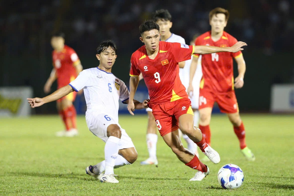 HLV Kim Sang Sik trao cơ hội “vàng” cho Minh Khoa - Ảnh 1.