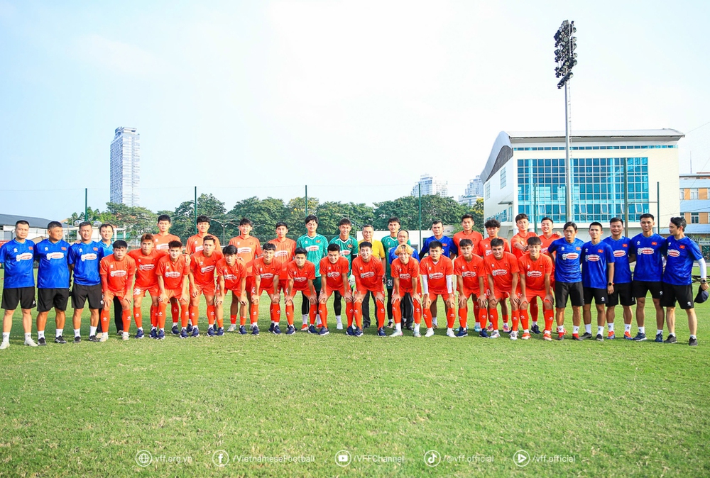 Tuyển thủ U22 Việt Nam than trời vì thời tiết nắng nóng - Ảnh 1.