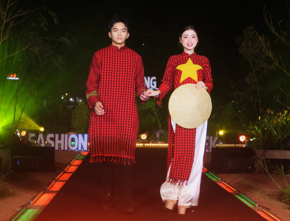Độc đáo show diễn thời trang tái hiện “Phiên chợ Âm Dương” - Ảnh 1.