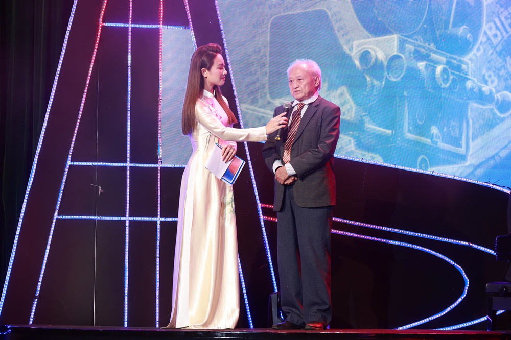 Võ Hạ Trâm, Hương Tràm hòa giọng trong chương trình kỷ niệm 100 năm Báo chí Cách mạng của Đài Hà Nội - Ảnh 3. Võ Hạ Trâm, Hương Tràm hòa giọng trong chương trình kỷ niệm 100 năm Báo chí Cách mạng của Đài Hà Nội - Ảnh 3.