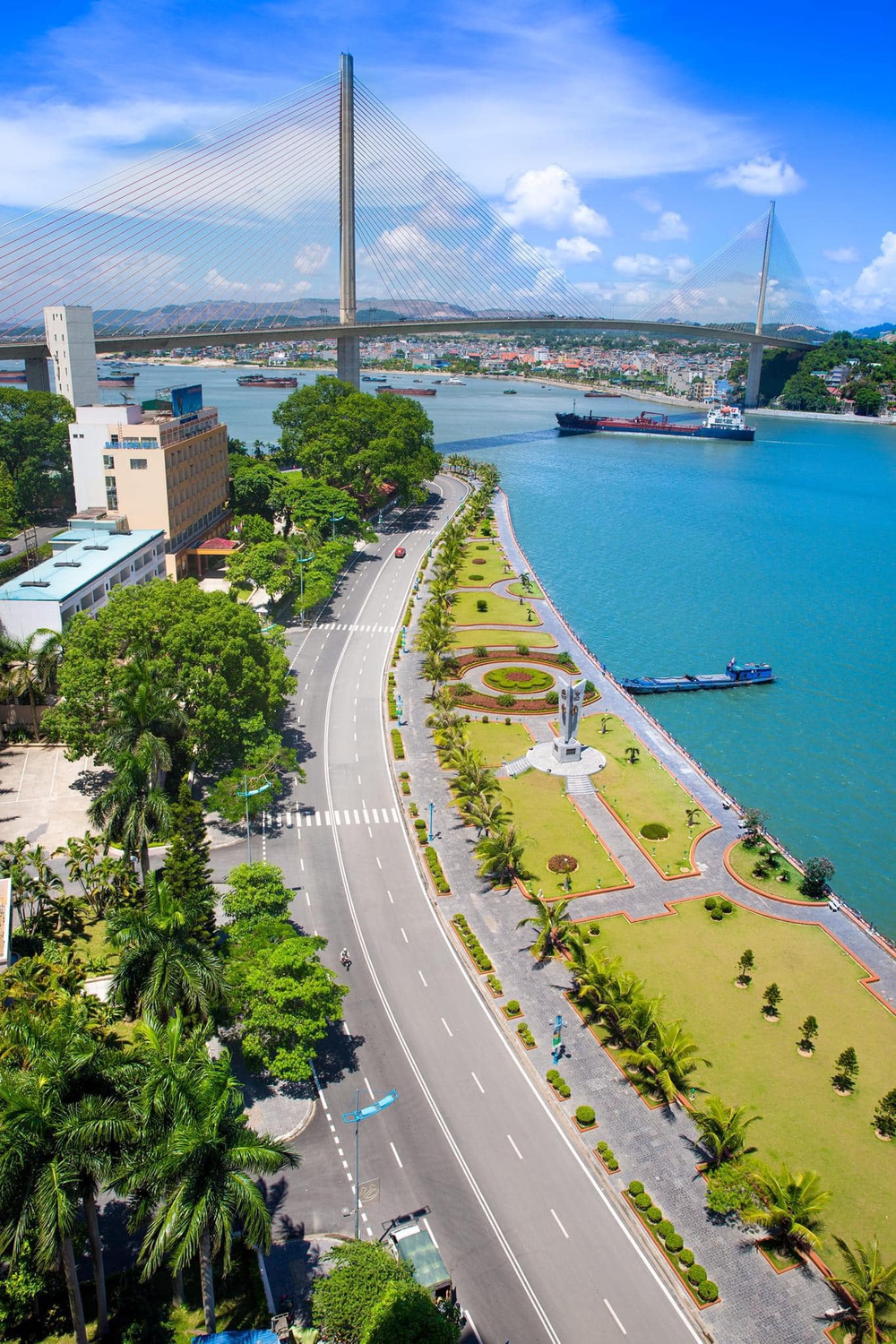Chấn chỉnh hoạt động bay dù lượn thiếu an toàn tại Bãi Cháy - Ảnh 1. Chấn chỉnh hoạt động bay dù lượn thiếu an toàn tại Bãi Cháy - Ảnh 1.