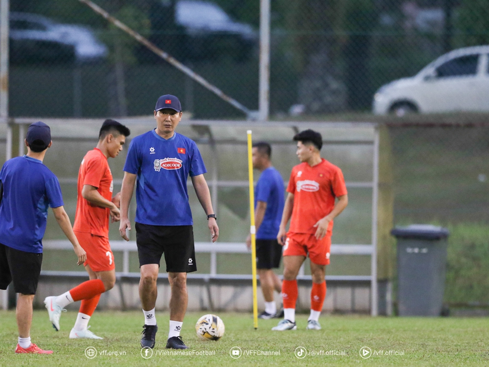 Tin nóng bóng đá Việt hôm nay 21/6: HLV Kim Sang Sik dẫn dắt U23 Việt Nam dự giải Đông Nam Á; Trọng tài Malaysia bắt trận tranh suất trụ hạng V-League - Ảnh 1. Tin nóng bóng đá Việt hôm nay 21/6: HLV Kim Sang Sik dẫn dắt U23 Việt Nam dự giải Đông Nam Á; Trọng tài Malaysia bắt trận tranh suất trụ hạng V-League - Ảnh 1.