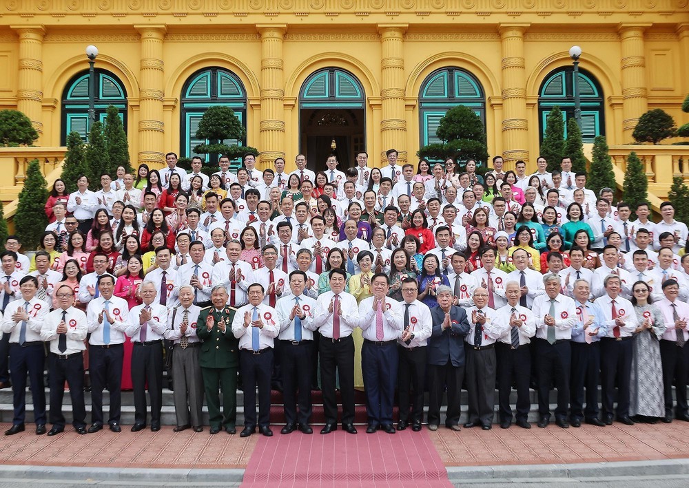 "Sự thật, lẽ phải và ngọn bút" của Hồ Quang Lợi: Tiếng nói thao thiết về nghề báo - Ảnh 2. "Sự thật, lẽ phải và ngọn bút" của Hồ Quang Lợi: Tiếng nói thao thiết về nghề báo - Ảnh 2.