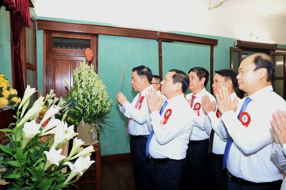 Lễ báo công dâng Bác nhân kỷ niệm 100 năm Ngày Báo chí Cách mạng Việt Nam - Ảnh 2. Lễ báo công dâng Bác nhân kỷ niệm 100 năm Ngày Báo chí Cách mạng Việt Nam - Ảnh 2.