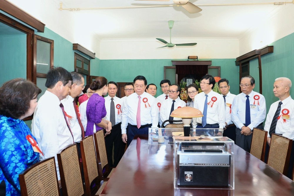Lễ báo công dâng Bác nhân kỷ niệm 100 năm Ngày Báo chí Cách mạng Việt Nam - Ảnh 4. Lễ báo công dâng Bác nhân kỷ niệm 100 năm Ngày Báo chí Cách mạng Việt Nam - Ảnh 4.