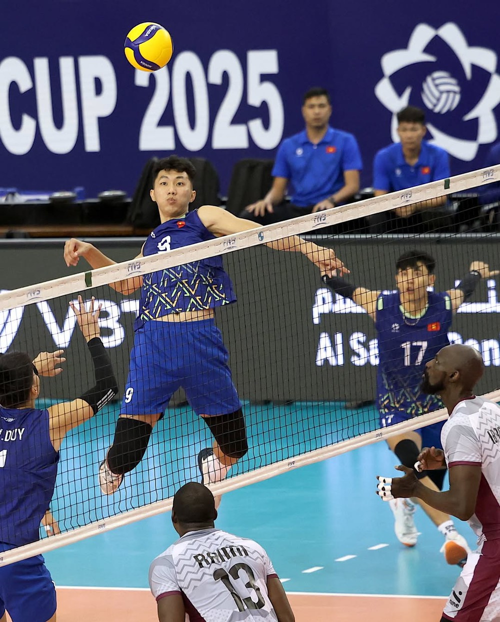 Chùm ảnh: Thắng 2 set trước nhà vô địch châu Á, ĐT bóng chuyền Việt Nam có màn trình diễn quả cảm đáng khen ngợi - Ảnh 2. Chùm ảnh: Thắng 2 set trước nhà vô địch châu Á, ĐT bóng chuyền Việt Nam có màn trình diễn quả cảm đáng khen ngợi - Ảnh 2.
