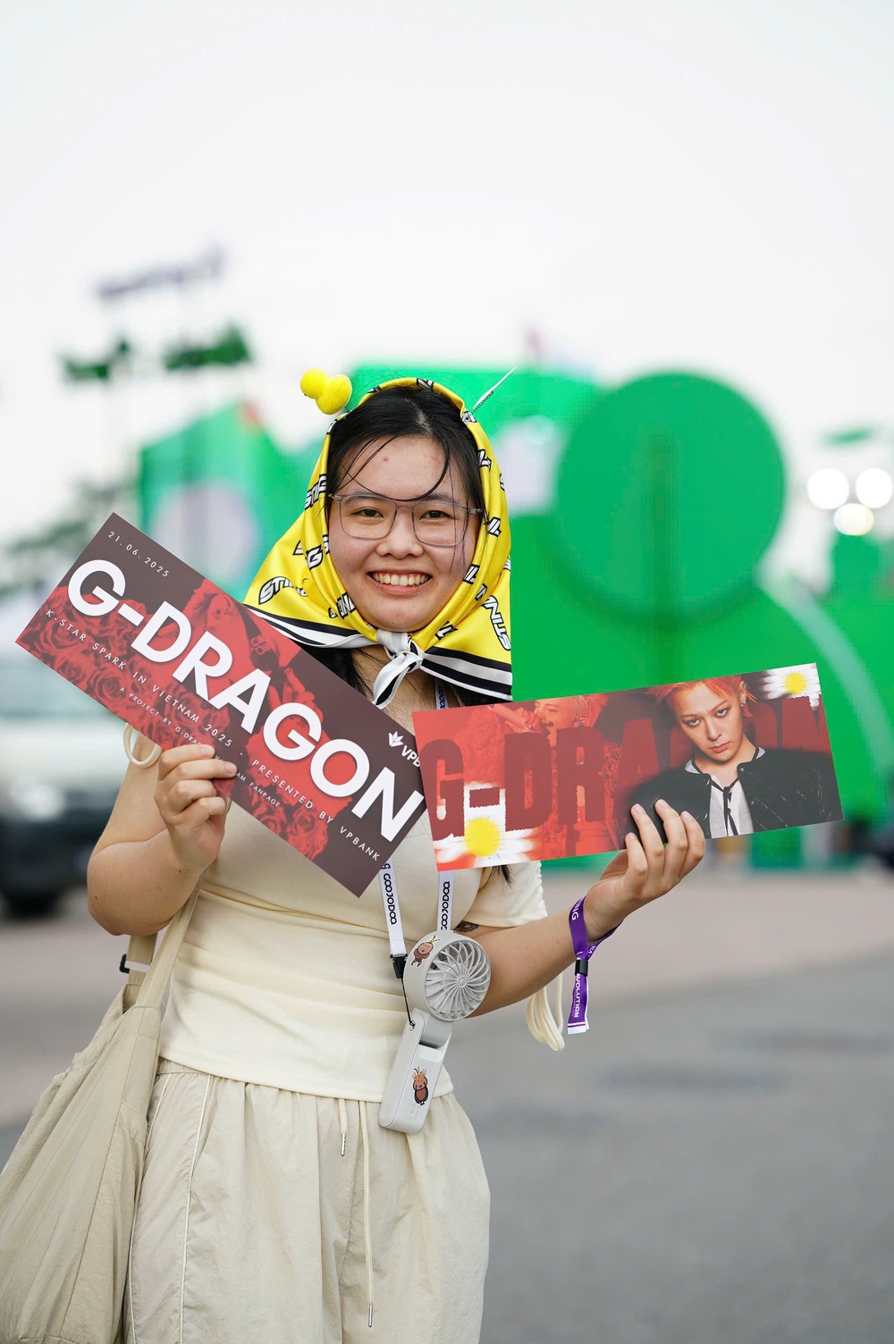 Chị Hằng biên tập - Fan háo hức trước giờ G chờ G-Dragon, CL trình diễn tại SVĐ Mỹ Đình - Ảnh 3. Chị Hằng biên tập - Fan háo hức trước giờ G chờ G-Dragon, CL trình diễn tại SVĐ Mỹ Đình - Ảnh 3.