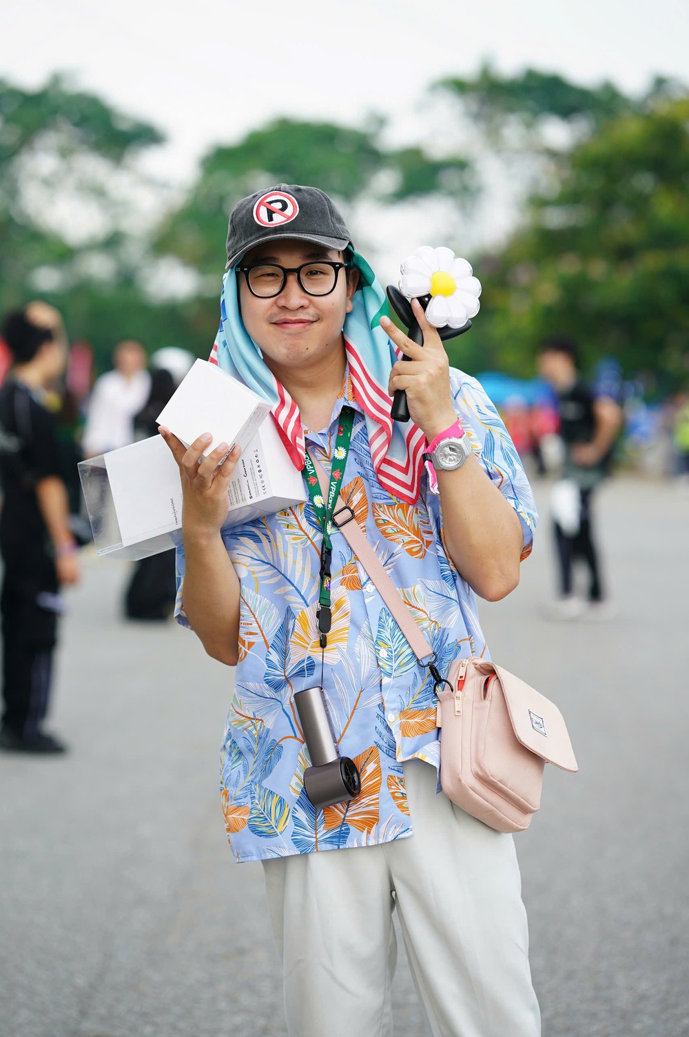 Chị Hằng biên tập - Fan háo hức trước giờ G chờ G-Dragon, CL trình diễn tại SVĐ Mỹ Đình - Ảnh 14. Chị Hằng biên tập - Fan háo hức trước giờ G chờ G-Dragon, CL trình diễn tại SVĐ Mỹ Đình - Ảnh 14.