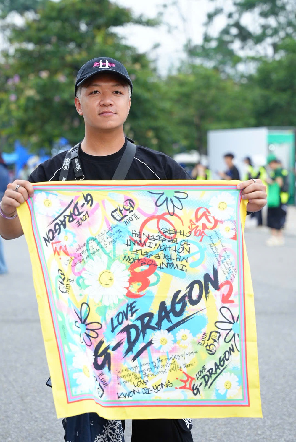Chị Hằng biên tập - Fan háo hức trước giờ G chờ G-Dragon, CL trình diễn tại SVĐ Mỹ Đình - Ảnh 13. Chị Hằng biên tập - Fan háo hức trước giờ G chờ G-Dragon, CL trình diễn tại SVĐ Mỹ Đình - Ảnh 13.