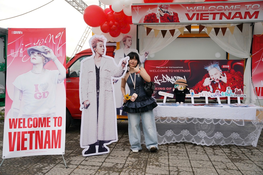 Chị Hằng biên tập - Fan háo hức trước giờ G chờ G-Dragon, CL trình diễn tại SVĐ Mỹ Đình - Ảnh 10. Chị Hằng biên tập - Fan háo hức trước giờ G chờ G-Dragon, CL trình diễn tại SVĐ Mỹ Đình - Ảnh 10.