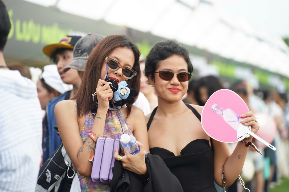 Chị Hằng biên tập - Fan háo hức trước giờ G chờ G-Dragon, CL trình diễn tại SVĐ Mỹ Đình - Ảnh 18. Chị Hằng biên tập - Fan háo hức trước giờ G chờ G-Dragon, CL trình diễn tại SVĐ Mỹ Đình - Ảnh 18.