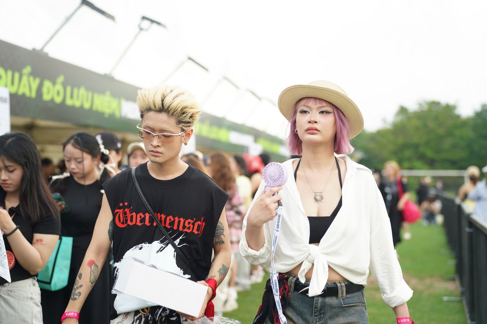 Chị Hằng biên tập - Fan háo hức trước giờ G chờ G-Dragon, CL trình diễn tại SVĐ Mỹ Đình - Ảnh 16. Chị Hằng biên tập - Fan háo hức trước giờ G chờ G-Dragon, CL trình diễn tại SVĐ Mỹ Đình - Ảnh 16.