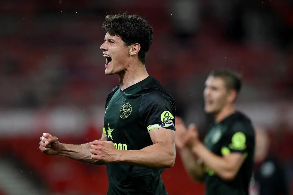 Tin chuyển nhượng ngày 21/6: MU bất ngờ chiêu mộ đạo cao 1m98; Arsenal nhắm tiền vệ Brentford thay thế Partey - Ảnh 1. Tin chuyển nhượng ngày 21/6: MU bất ngờ chiêu mộ đạo cao 1m98; Arsenal nhắm tiền vệ Brentford thay thế Partey - Ảnh 1.