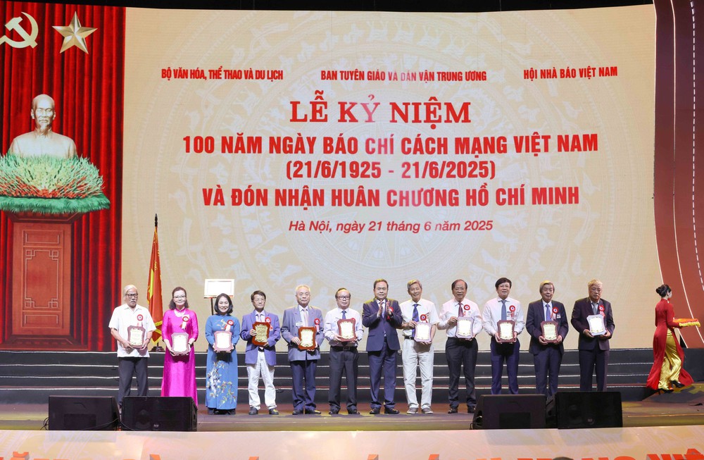 Lễ kỷ niệm 100 năm ngày Báo chí cách mạng Việt Nam - Ảnh 8. Lễ kỷ niệm 100 năm ngày Báo chí cách mạng Việt Nam - Ảnh 8.