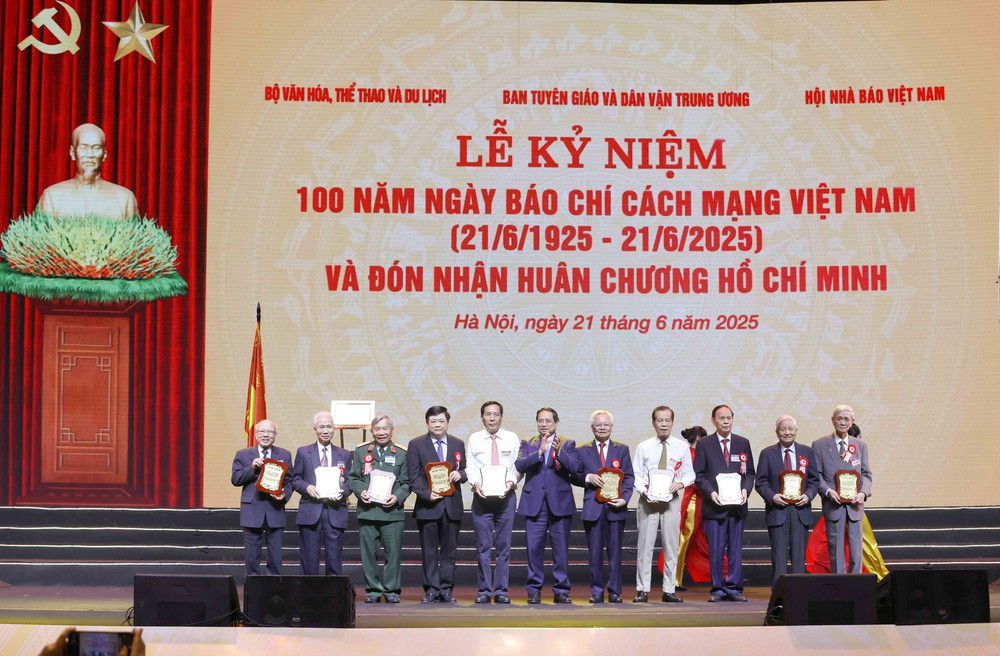 Lễ kỷ niệm 100 năm ngày Báo chí cách mạng Việt Nam - Ảnh 7. Lễ kỷ niệm 100 năm ngày Báo chí cách mạng Việt Nam - Ảnh 7.