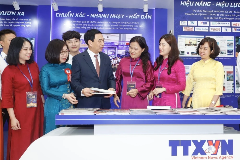 Lễ kỷ niệm 100 năm Ngày Báo chí Cách mạng Việt Nam: Bền bỉ, kiên trung, phụng sự sự nghiệp cách mạng cao cả của Đảng, dân tộc, phục vụ nhân dân - Ảnh 5. Lễ kỷ niệm 100 năm Ngày Báo chí Cách mạng Việt Nam: Bền bỉ, kiên trung, phụng sự sự nghiệp cách mạng cao cả của Đảng, dân tộc, phục vụ nhân dân - Ảnh 5.