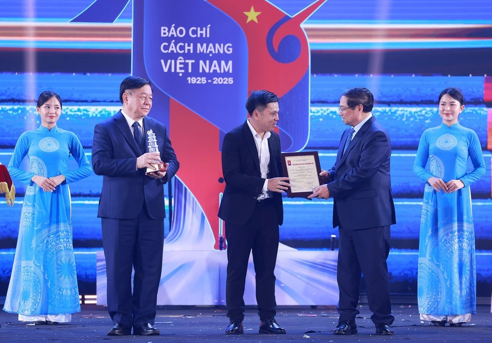 Lễ trao Giải Báo chí quốc gia lần thứ XIX - năm 2024: Khẳng định vị thế, những đóng góp to lớn của các thế hệ nhà báo Việt Nam - Ảnh 6. Lễ trao Giải Báo chí quốc gia lần thứ XIX - năm 2024: Khẳng định vị thế, những đóng góp to lớn của các thế hệ nhà báo Việt Nam - Ảnh 6.