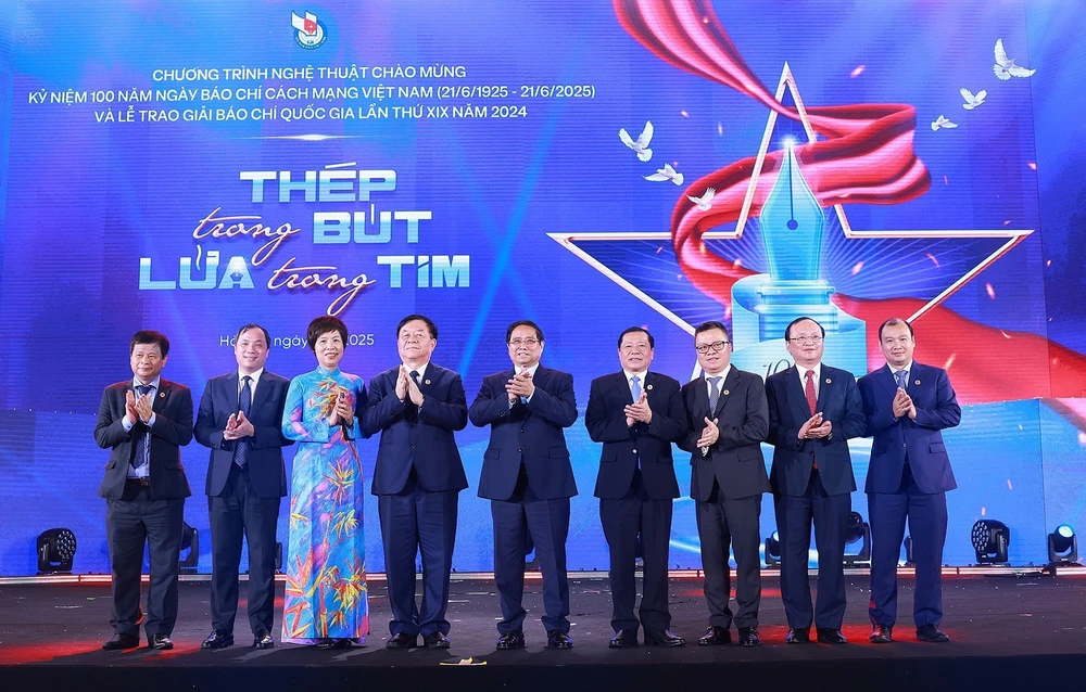 Lễ trao Giải Báo chí quốc gia lần thứ XIX - năm 2024: Khẳng định vị thế, những đóng góp to lớn của các thế hệ nhà báo Việt Nam - Ảnh 7. Lễ trao Giải Báo chí quốc gia lần thứ XIX - năm 2024: Khẳng định vị thế, những đóng góp to lớn của các thế hệ nhà báo Việt Nam - Ảnh 7.