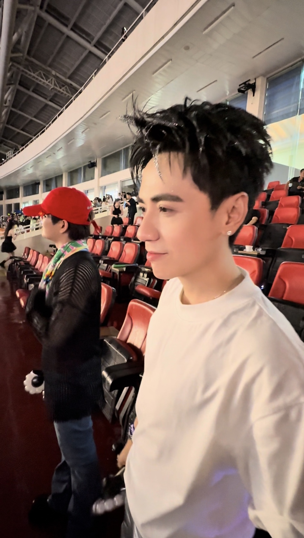 Quang Hùng MasterD diễn chung sân khấu với G-Dragon làm fan tự hào - Ảnh 1.