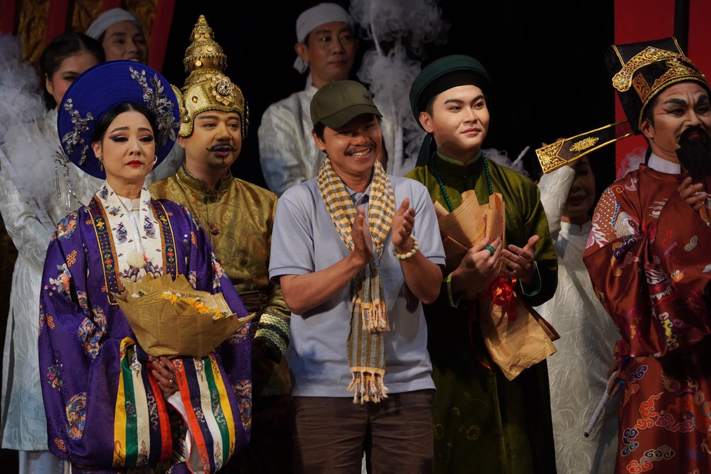 Hoàng Duẩn - &quot;Chạm&quot; vào chiều sâu nhân văn của lịch sử - Ảnh 1.