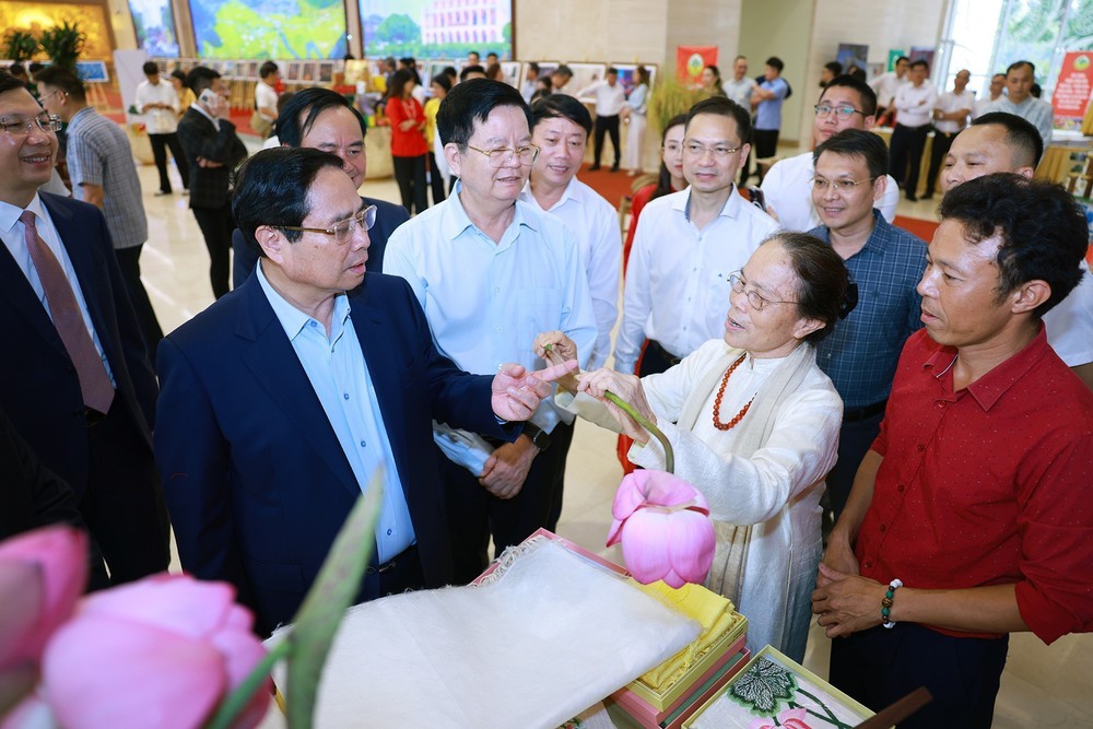 Thủ tướng Phạm Minh Chính chủ trì hội nghị trực tuyến toàn quốc về xây dựng nông thôn mới và giảm nghèo - Ảnh 6.