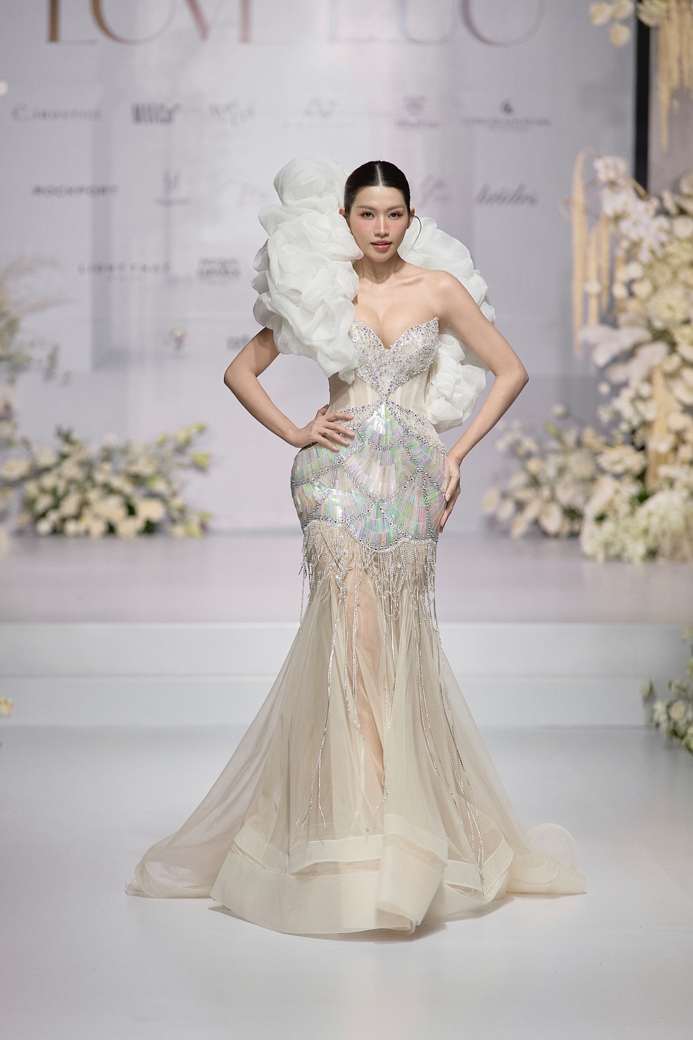 Đoàn Thiên Ân, Quỳnh Châu làm nàng thơ áo cưới cho NTK Kim Anh Lê - Ảnh 1.