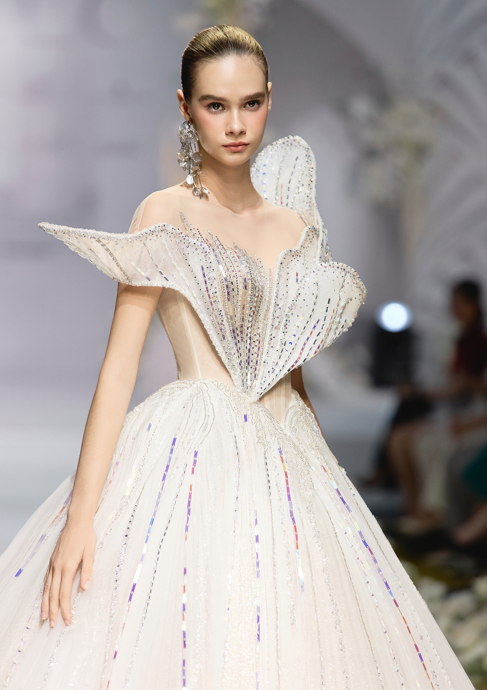 Đoàn Thiên Ân, Quỳnh Châu làm nàng thơ áo cưới cho NTK Kim Anh Lê - Ảnh 6.