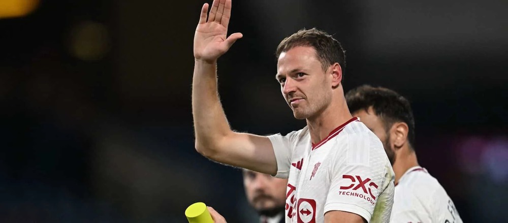 Huyền thoại MU bất ngờ trở lại Old Trafford dù mới tuyên bố giải nghệ chưa đầy một tháng  - Ảnh 1.