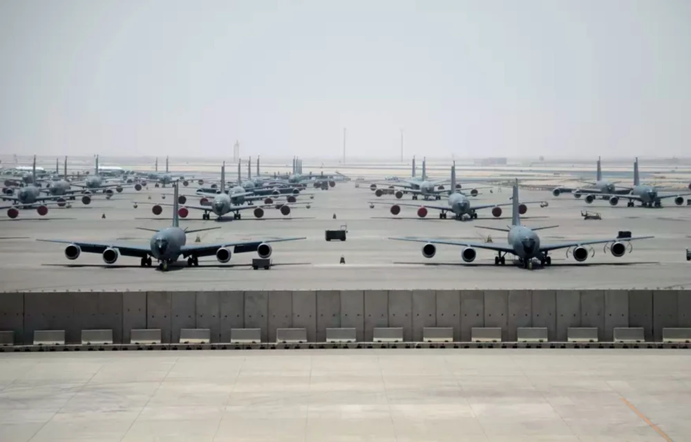 Qatar mở lại không phận sau vụ tấn công vào căn cứ Al Udeid - Ảnh 1.