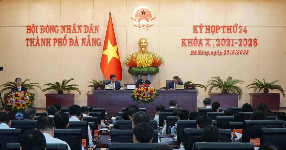 Chủ tịch UBND và Chủ tịch Ủy ban MTTQ Việt Nam thành phố Đà Nẵng xin nghỉ hưu trước tuổi - Ảnh 1.
