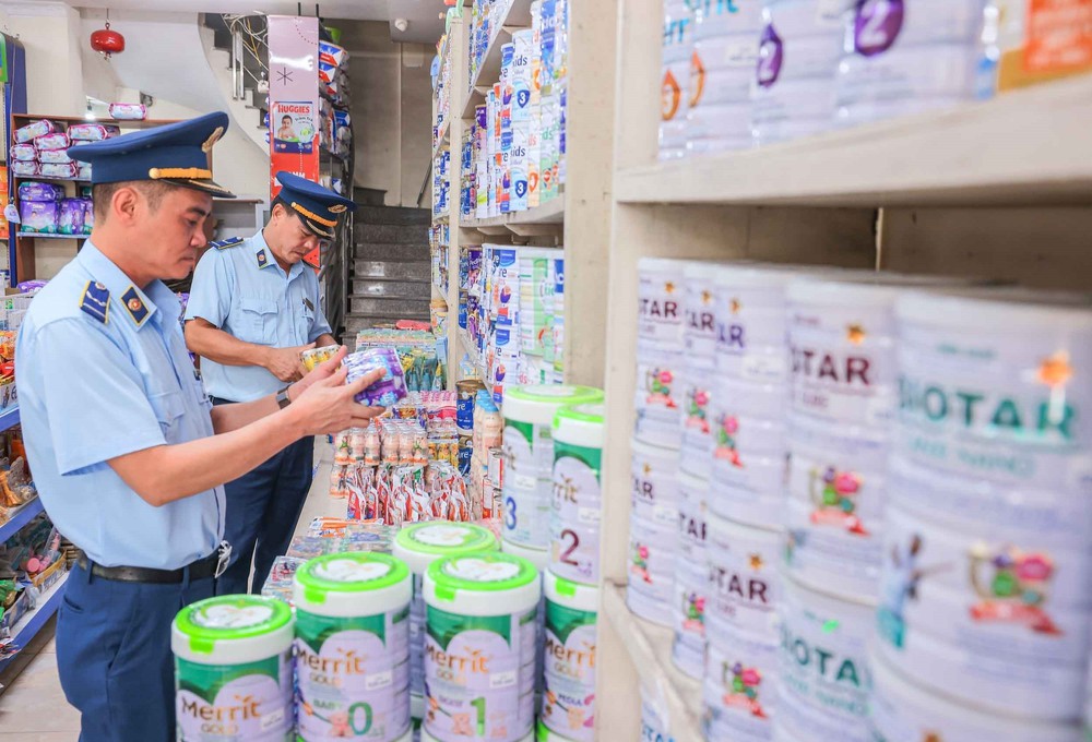 Thủ tướng Phạm Minh Chính chủ trì Hội nghị trực tuyến toàn quốc về chống buôn lậu, sản xuất, buôn bán hàng giả - Ảnh 2.