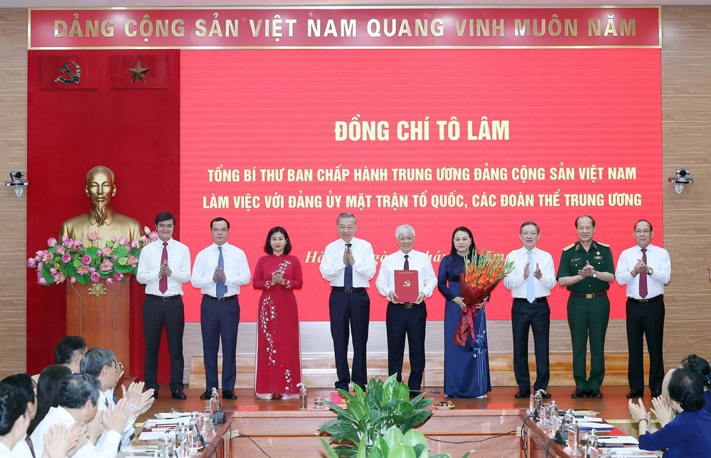 Tổng Bí thư Tô Lâm trao Quyết định về tổ chức Cơ quan Ủy ban Trung ương Mặt trận Tổ quốc Việt Nam - Ảnh 3.