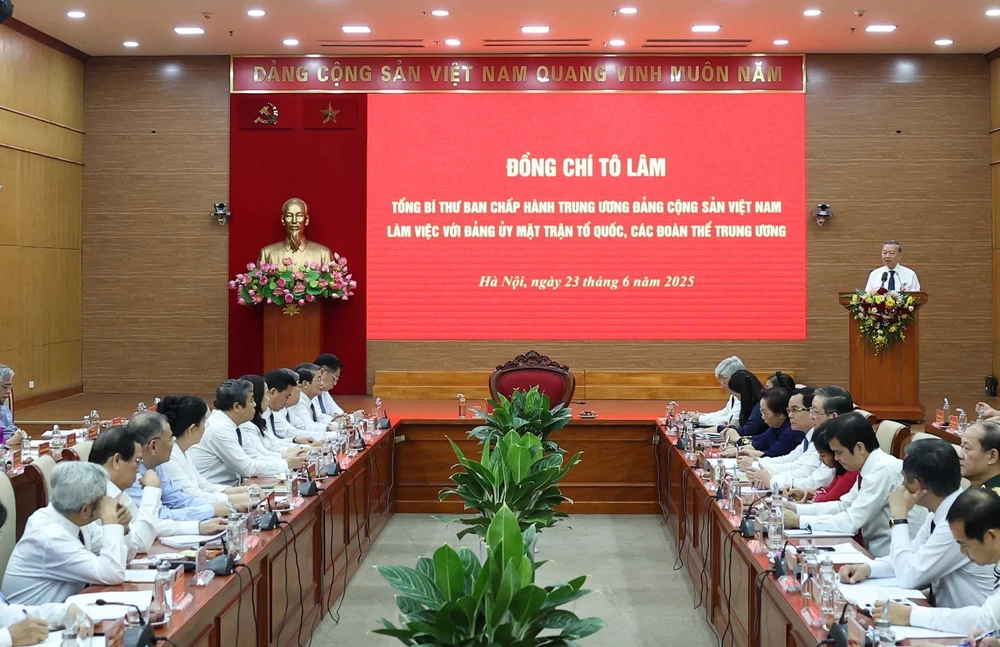 Tổng Bí thư Tô Lâm trao Quyết định về tổ chức Cơ quan Ủy ban Trung ương Mặt trận Tổ quốc Việt Nam - Ảnh 1.
