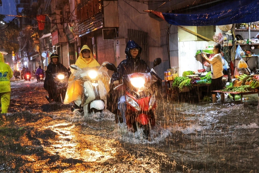 Vùng áp thấp trên khu vực Bắc Biển Đông mạnh lên thành áp thấp nhiệt đới - Ảnh 2.